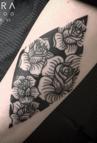 手臂黑色的几何形状与各种花卉纹身图案