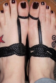 女性脚背红色小星星和卷发标志纹身