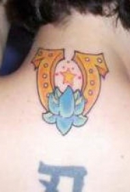 金色马蹄铁和莲花纹身图案