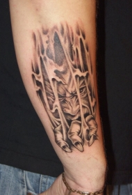 小臂恶魔爬出皮肤纹身图案