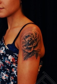 女性肩部灰色可爱的牡丹花纹身图片
