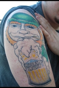 肩部彩色卡通小妖精啤酒广告纹身