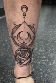 小腿雕刻风格黑色装饰与玫瑰纹身图案