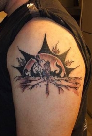 大臂黑色太阳与黄昏纹身图案