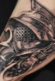 令人难以置信的黑白角斗士大臂纹身图案