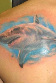 男性肩刃上的彩色鲨鱼纹身图案