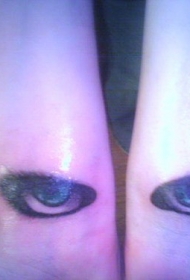 手腕内侧浓密睫毛的眼睛纹身图案