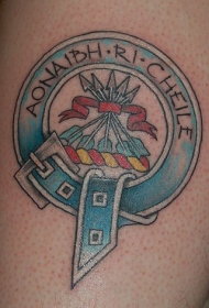 小腿蓝色徽章符号纹身图案