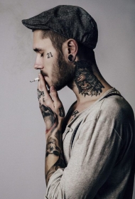 男子脸部数字和颈部骷髅猫头鹰old school纹身图案