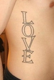 腰侧黑色英文字母纹身图片
