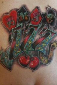 腹部彩色数字与马蹄铁纹身图案