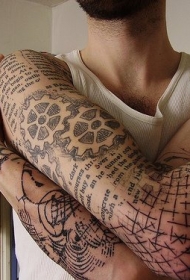 手臂黑色线条和齿轮字母纹身图案