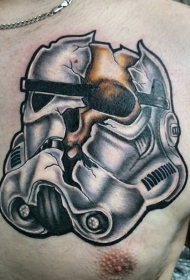 胸部彩色破损的头盔和骷髅纹身图案