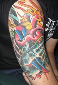 手臂匕首和火焰纹身图案