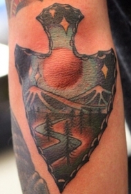 手臂彩色古代武器纹身图片