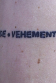 手臂黑色拉丁字母纹身图案