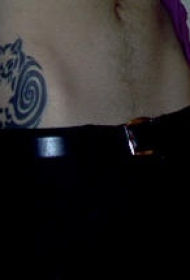 螺旋黑猫腰部纹身图案