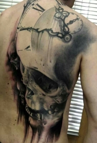 背部神秘设计的骷髅与老时钟纹身图案