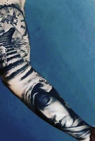 手臂神秘的长楼梯与跑步的孩子和时钟纹身图案