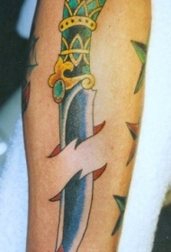 匕首刺皮肤纹身图案