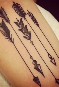 五种不同的类似部落箭头纹身图案