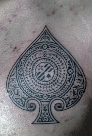 胸部黑桃象征美丽的饰品风格纹身图案