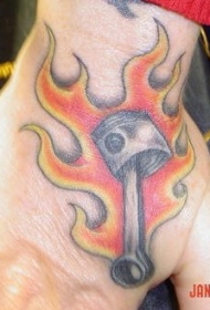 手部彩色明亮燃烧的铁手纹身