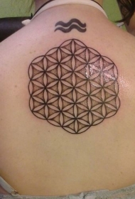 背部简单的黑色组合圆形花卉纹身图案