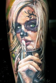 手臂彩色逼真的金发死亡女孩纹身