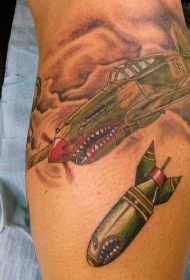 腿部滑稽的彩色轰炸机和炸弹纹身图片