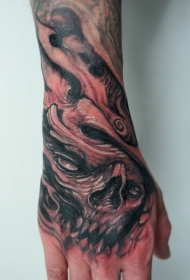 手部逼真变形的骷髅头纹身图片