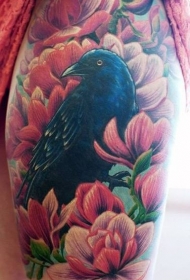 大腿美丽的彩绘乌鸦结合粉红色花朵纹身图案