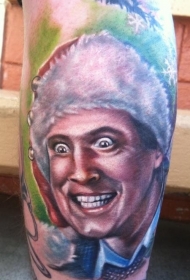 腿部令人毛骨悚然的彩色男子肖像纹身