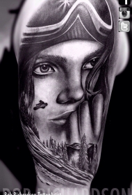大臂黑白可爱的女孩和滑雪纹身图案