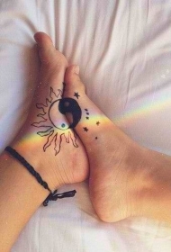 情侣脚部黑白阴阳八卦符号纹身图案