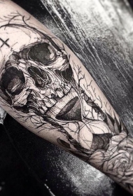 手臂十字架骷髅头沙漏和花卉纹身图案