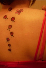 背部一群红色的瓢虫纹身图案