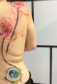 背部神秘的彩色美丽花朵纹身图案