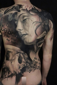 背部睡眠女性肖像和骷髅字母纹身图案