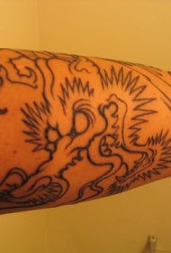 手臂邪龙纹身图案