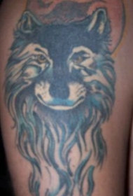 美丽的蓝狼头与月亮纹身图案