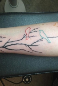 手臂树枝与彩色鸟轮廓纹身图案