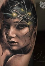 大臂彩色女性肖像纹身图案