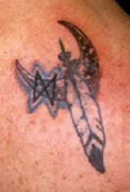 北美土著羽毛和月亮纹身图案