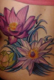 腰部彩色荷花在水中纹身图案