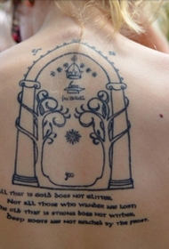 背部简单的黑色门柱和字母纹身图案