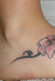 脚部彩色部落花朵纹身图案