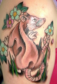 肩部彩色老鼠与花纹身图案