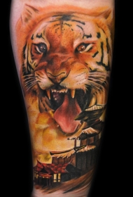 美丽的彩绘咆哮老虎和亚洲建筑纹身图案