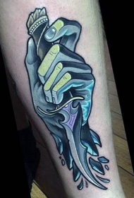 小臂彩绘匕首和手纹身图案